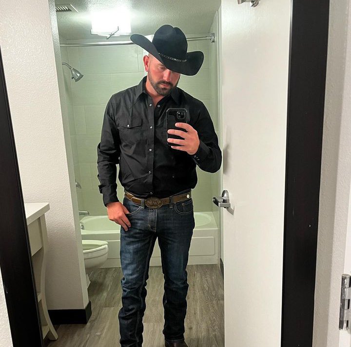 TimmTall73ga's tweet photo. What do you think of the cowboy look? 😉 https://t.co/ZzNVoAjHyB