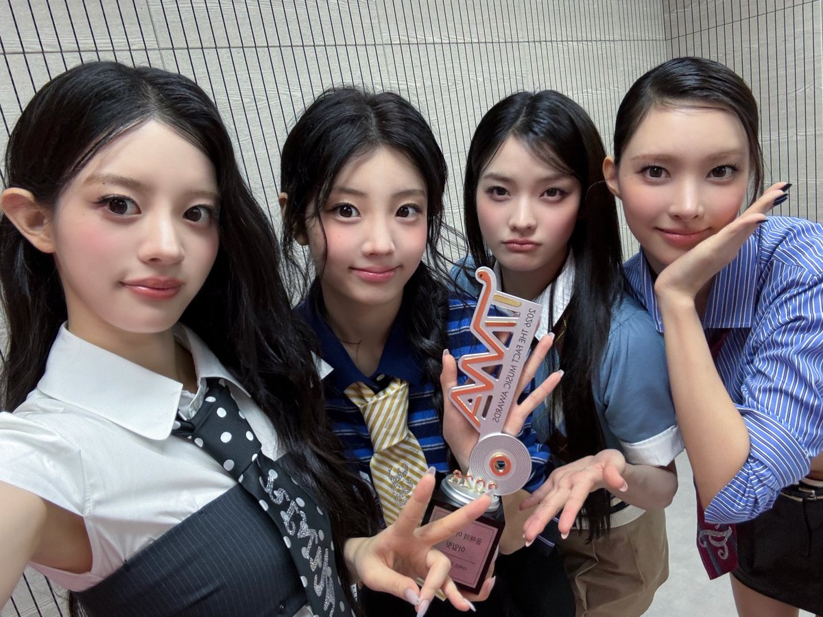 ILLIT_official's tweet photo. [#DAILY_IT]
🏆 올해의 아티스트 🏆
글릿 덕분에 또다시 값진 상 받을 수 있었어요
ദ്ദി*ˊᗜˋ*)

260919 @ 2026 TMA
#ILLIT #아일릿 https://t.co/mfXHmstlv1