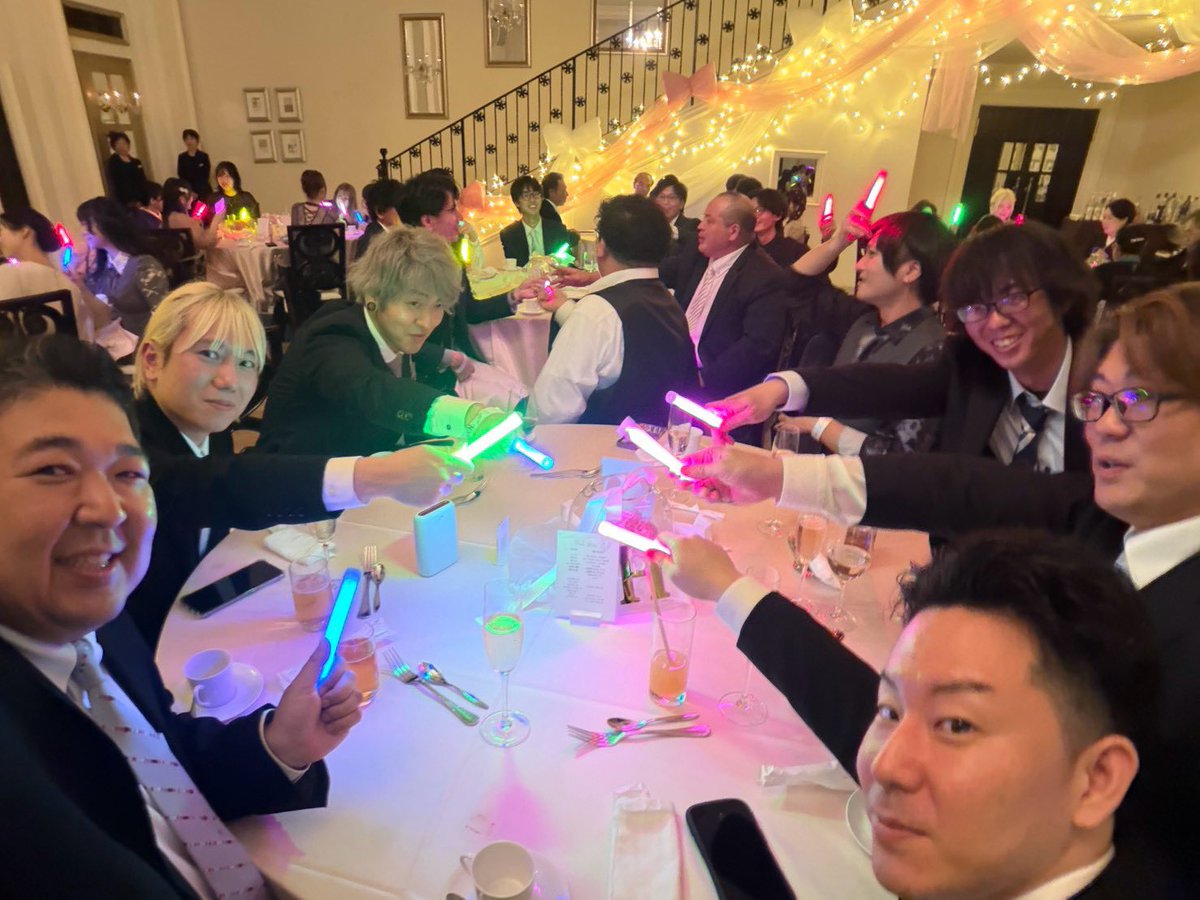 chappycat's tweet photo. 今日は神宿の時のオタクちゃんの結婚式へ行ってきました✨️披露宴でMixしたりサイリウム振ったりBGMがアイドル曲だったりとオタク大喜びな結婚式でした😊皆に会えたのも嬉しかった♥️ひかるくんういなちゃん結婚おめでとう🎉これからもよろしくね(*´ω｀*) https://t.co/HgycJjJZjE
