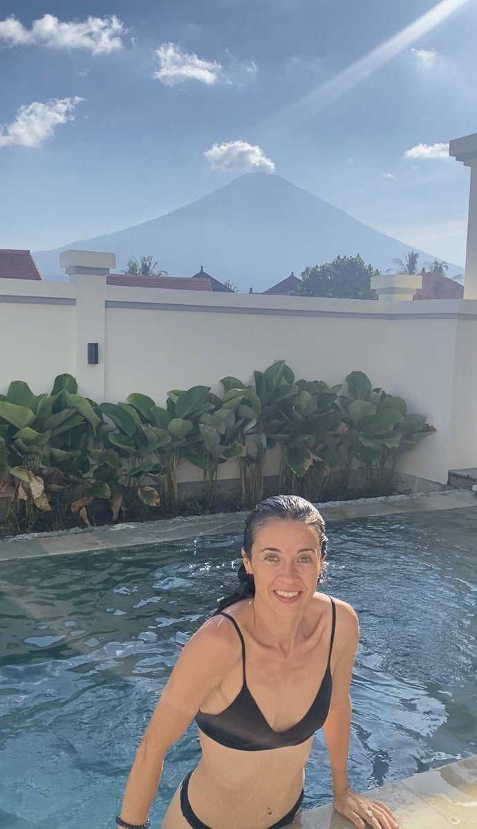 eliana_jordan's tweet photo. My cost of living in Spain vs Bali:

🇪🇸 SPAIN

🏠 Apartment: $1000/m (500each)
🍳 Cooked most of my meals: $350 
🧺 Did my own laundry
🧹 Cleaned my own apartment
🚗 Had a car + maintenance $50
🏋️ Gym: $40
🤿 scuba diving: $15 per dive - $30/m
☕ Remote work, but daily life took more time

💰 Total: ~$940/month

🇮🇩 BALI

🏠 Villa: $900/month (450 shared w/bf)
→ 2 bedrooms
→ Private pool
→ Cleaning + fresh sheets included

🍜 Healthy meals: $4–7/meal - $600/m
🧺 Laundry: $1/kilo - $4/m
🚗 Motorbike: $50/m
🏋️ Gym: same price, but volcano + jungle views
🤿 scuba diving: $2 per dive - $20/m
 ☕ Work from cafés while someone else cooks my food
💰 Total: ~$1,120/month

Everything moves slower here

But I have way more time because I barely cook, do laundry, clean or deal with household stuff

It’s not just about spending less.
It’s about buying my time back