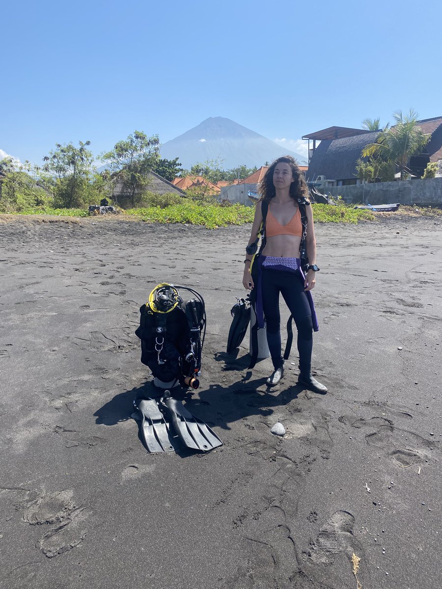 eliana_jordan's tweet photo. My cost of living in Spain vs Bali:

🇪🇸 SPAIN

🏠 Apartment: $1000/m (500each)
🍳 Cooked most of my meals: $350 
🧺 Did my own laundry
🧹 Cleaned my own apartment
🚗 Had a car + maintenance $50
🏋️ Gym: $40
🤿 scuba diving: $15 per dive - $30/m
☕ Remote work, but daily life took more time

💰 Total: ~$940/month

🇮🇩 BALI

🏠 Villa: $900/month (450 shared w/bf)
→ 2 bedrooms
→ Private pool
→ Cleaning + fresh sheets included

🍜 Healthy meals: $4–7/meal - $600/m
🧺 Laundry: $1/kilo - $4/m
🚗 Motorbike: $50/m
🏋️ Gym: same price, but volcano + jungle views
🤿 scuba diving: $2 per dive - $20/m
 ☕ Work from cafés while someone else cooks my food
💰 Total: ~$1,120/month

Everything moves slower here

But I have way more time because I barely cook, do laundry, clean or deal with household stuff

It’s not just about spending less.
It’s about buying my time back