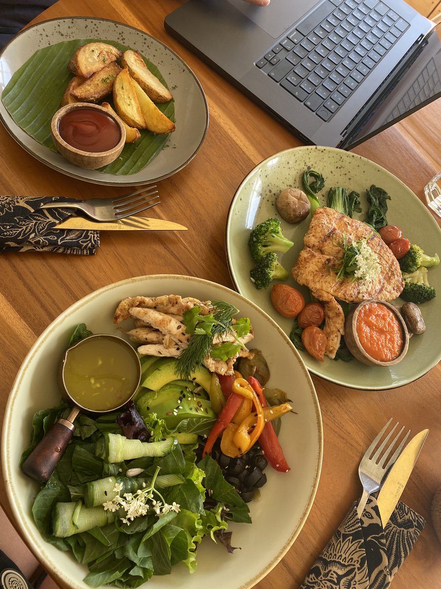 eliana_jordan's tweet photo. My cost of living in Spain vs Bali:

🇪🇸 SPAIN

🏠 Apartment: $1000/m (500each)
🍳 Cooked most of my meals: $350 
🧺 Did my own laundry
🧹 Cleaned my own apartment
🚗 Had a car + maintenance $50
🏋️ Gym: $40
🤿 scuba diving: $15 per dive - $30/m
☕ Remote work, but daily life took more time

💰 Total: ~$940/month

🇮🇩 BALI

🏠 Villa: $900/month (450 shared w/bf)
→ 2 bedrooms
→ Private pool
→ Cleaning + fresh sheets included

🍜 Healthy meals: $4–7/meal - $600/m
🧺 Laundry: $1/kilo - $4/m
🚗 Motorbike: $50/m
🏋️ Gym: same price, but volcano + jungle views
🤿 scuba diving: $2 per dive - $20/m
 ☕ Work from cafés while someone else cooks my food
💰 Total: ~$1,120/month

Everything moves slower here

But I have way more time because I barely cook, do laundry, clean or deal with household stuff

It’s not just about spending less.
It’s about buying my time back