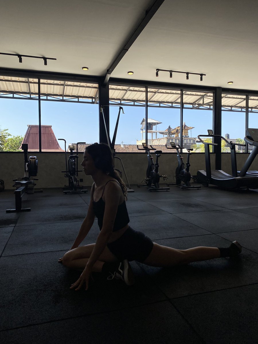 eliana_jordan's tweet photo. My cost of living in Spain vs Bali:

🇪🇸 SPAIN

🏠 Apartment: $1000/m (500each)
🍳 Cooked most of my meals: $350 
🧺 Did my own laundry
🧹 Cleaned my own apartment
🚗 Had a car + maintenance $50
🏋️ Gym: $40
🤿 scuba diving: $15 per dive - $30/m
☕ Remote work, but daily life took more time

💰 Total: ~$940/month

🇮🇩 BALI

🏠 Villa: $900/month (450 shared w/bf)
→ 2 bedrooms
→ Private pool
→ Cleaning + fresh sheets included

🍜 Healthy meals: $4–7/meal - $600/m
🧺 Laundry: $1/kilo - $4/m
🚗 Motorbike: $50/m
🏋️ Gym: same price, but volcano + jungle views
🤿 scuba diving: $2 per dive - $20/m
 ☕ Work from cafés while someone else cooks my food
💰 Total: ~$1,120/month

Everything moves slower here

But I have way more time because I barely cook, do laundry, clean or deal with household stuff

It’s not just about spending less.
It’s about buying my time back