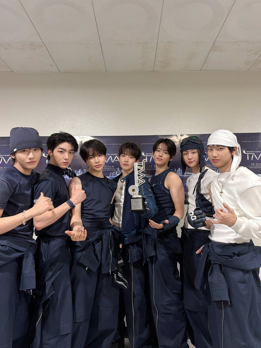 zzangoma's tweet photo. 7명 단체로 상이랑 같이 찍은 사진 졸라 감동적이야  완전 딧라매 ㅜㅜ https://t.co/wxIMrbYX2B