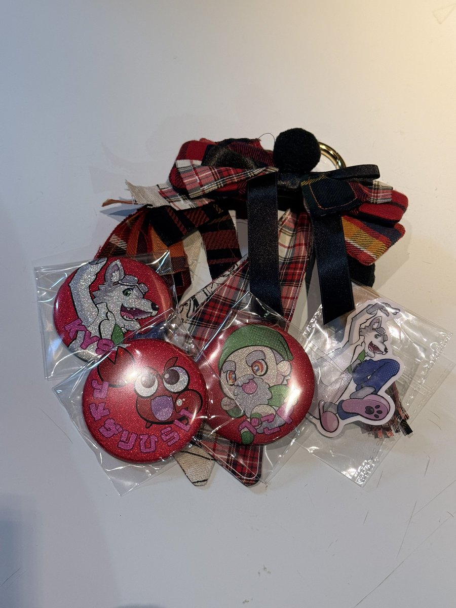 mayugta5's tweet photo. #アメザリひらいイラスト展
本日購入したものと見せびらかしたデコデコスマホケース✌️
このシール自体こんな固かったことを知らなかった平井さんが面白かったし、褒めてくれたPさんも可愛かった💕
バルちゃんとチャームおそろってところでテンション上がってるから最高✌️ https://t.co/3HhRaF7V8f