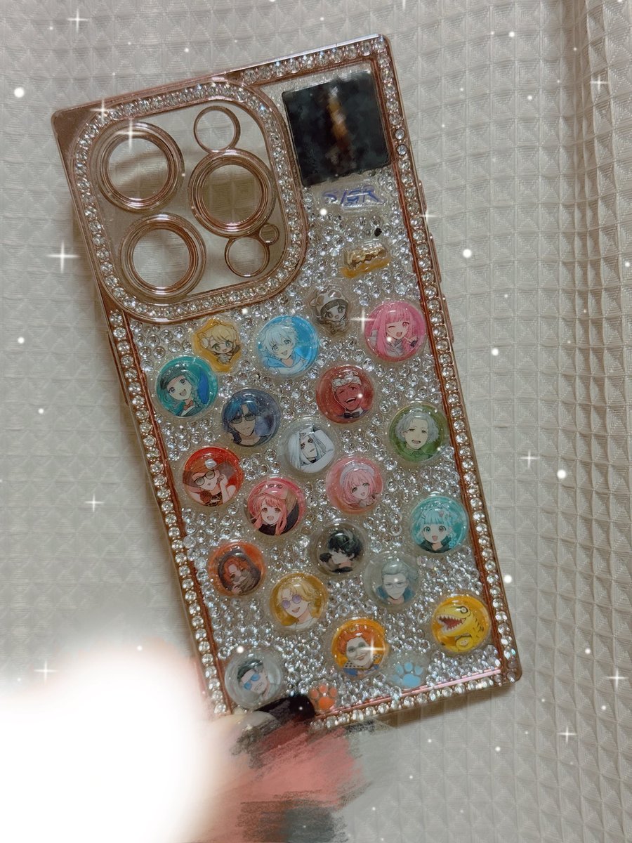 mayugta5's tweet photo. #アメザリひらいイラスト展
本日購入したものと見せびらかしたデコデコスマホケース✌️
このシール自体こんな固かったことを知らなかった平井さんが面白かったし、褒めてくれたPさんも可愛かった💕
バルちゃんとチャームおそろってところでテンション上がってるから最高✌️ https://t.co/3HhRaF7V8f