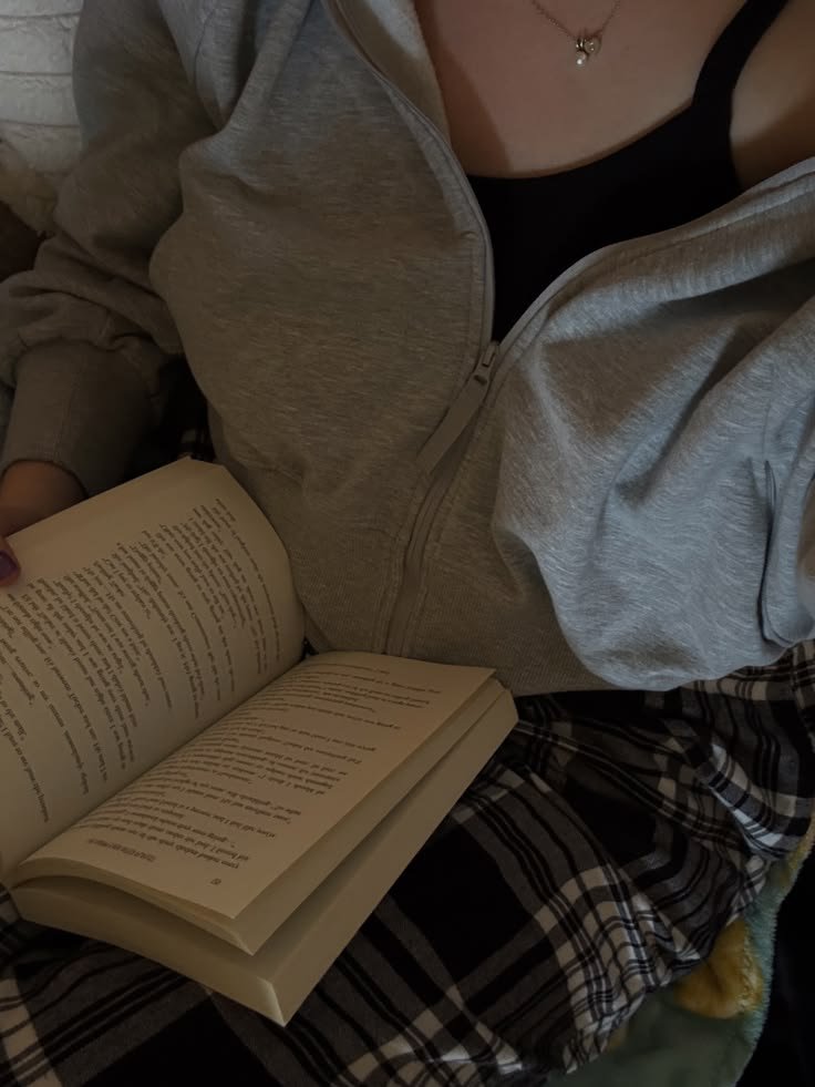 gehantari's tweet photo. Baru aja hujan sedikit, mungkin terlalu sedikit jadinya suhu gak berubah banyak. Tapi lumayan, jadi enak buat baca buku karena suasananya tenang ― orang di rumah jadi ngantuk dan gak berisik.

Termasuk Si 𝘛𝘴𝘶𝘯𝘥𝘦𝘳𝘦 Piku dan Si 𝘊𝘭𝘪𝘯𝘨𝘺 Bodas. https://t.co/0soFmvBdBu