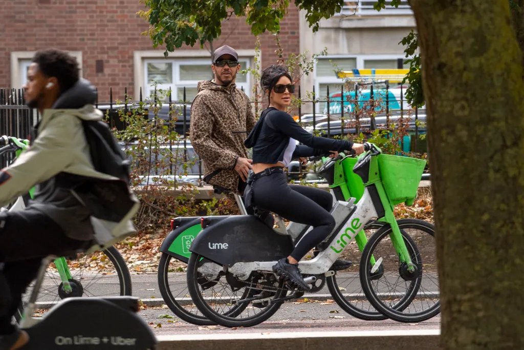 LH44Fanpage8's tweet photo. Lewis Hamilton were pictured riding bikes in London with kim kardashian https://t.co/4VRBijvXTu