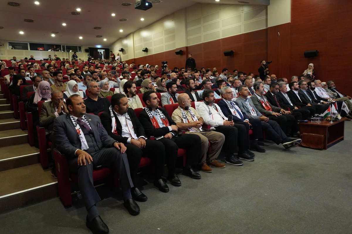PalStudentsPSA's tweet photo. ��سطنبول تشهد الإطلاق الرسمي للتجمع العام لطلبة فلسطين بمشاركة ممثلين من أكثر من 28 دولة

إسطنبول – السبت 19 أيلول/سبتمبر 2026

أُعلن، اليوم السبت، في مدينة إسطنبول، الإطلاق الرسمي لـ«التجمع العام لطلبة فلسطين» (PSA)، في ختام أعمال مؤتمره الأول، بمشاركة ممثلين عن تجمعات وهيئات وأندية ومبادرات طلابية فلسطينية من أكثر من 28 دولة، إلى جانب شخصيات أكاديمية ومجتمعية وأصحاب خبرات في مجالات العمل الطلابي والشبابي.

وجاء إطلاق التجمع تتويجًا لمسار تأسيسي امتد خلال الفترة الماضية، وشمل سلسلة من اللقاءات والترتيبات التنظيمية في عدد من الدول، بهدف بناء إطار طلابي فلسطي��ي جامع يعزز التنسيق بين الطلبة والتجمعات الفلسطينية، ويربط التجارب الطلابية في مختلف أماكن وجودها ضمن مساحة مؤسسية مشتركة.

وشملت الم��حلة التأسيسية تشكيل تجمعات وتنسيقيات طلابية فلسطينية في 28 دولة، وإجراء انتخابات لاختيار ممثليها ورؤسائها، وصولًا إلى تشكيل الجمعية العمومية للتجمع، ضمن مسار تنظيمي استهدف توسيع المشاركة الطلابية وبناء هياكل تمثيلية أكثر ترابطًا.

وانعقد المؤتمر الأول للتجمع في إسطنبول خلال الفترة من 17 إلى 19 أيلول/سبتمبر 2026، وتضمن جلسات حوارية وورشًا تدريبية ولقاءات تعريفية تناولت تاريخ الحركة الطلابية الفلسطينية وتجاربها، وفلسفة العمل الطلابي ومسؤولياته، والتحديات التي تواجه الطلبة والأطر الطلابية في البيئات المختلفة، إلى جانب بحث سبل تطوير العمل المشترك وتبادل ا��خبرات بين الوفود المشاركة.

وشهد المؤتمر استكمال عدد من الاستحقاقات التنظيمية، أبرزها انتخابات رئاسة التجمع التي أُجريت يوم الجمعة 18 أيلول/سبتمبر، بمشاركة أعضاء الجمعية العمومية الممثلين للتجمعات والتنسيقيات الطلابية في 28 دولة، وأسفرت عن انتخاب الطالب الفلسطيني مهند دودين، من مدينة الخليل، رئيسًا للتجمع العام لطلبة فلسطين.

وأكد دودين، عقب إعلان النتائج، أهمية تعزيز الوحدة والعمل المشترك بين الطلبة الفلسطينيين، وتكامل الجهود والخبرات بين التجمعات الطلابية في مختلف الدول، بما يسهم في بناء عمل طلابي مؤسسي أكثر تنظيمًا وقدرة على خ��مة الطلبة الفلسطينيين وقضاياهم.

كما شهد المؤتمر الإعلان عن تولّي الأكاديمية الفلسطينية د. نهى نبهان مهمة منسقة الهيئة التأسيسية للتجمع العام لطلبة فلسطين في قطاع غزة، في إطار توسيع المشاركة في المسار التأسيسي وتعزيز التواصل بين الطلبة الفلسطينيين في الداخل والخارج.

ووفق الرؤية المعلنة للتجمع، فإنه يسعى إلى تطوير العمل الطلابي الفلسطيني من خلال بناء شبكة للتواصل والتعاون بين التجمعات والهيئات والأندية والمبادرات الطلابية، وتبادل الخبرات، وإعداد البرامج التدريبية والتأهيلية، وتطوير القدرات القيادية والمؤسسية، إلى جانب دعم المبادرات والمشاريع الم��تركة.

كما يهدف التجمع إلى تعزيز التكامل بين الأطر الطلابية الفلسطينية، مع مراعاة خصوصية البيئات التي تعمل فيها، وإيجاد مساحات مشتركة للتنسيق وتطوير البرامج والمبادرات، بما يساعد على الاستفادة من الخبرات المتراكمة لدى التجمعات المختلفة وتوظيفها في بناء عمل طلابي أكثر ترابطًا واستدامة.

ويمثل الإعلان الرسمي عن إطلاق التجمع انتقالًا من مرحلة التأسيس، التي شملت بناء التنسيقيات والهياكل التنظيمية وإجراء الانتخابات، إلى مرحلة العمل المؤسسي والتنفيذي، بما يفتح المجال أمام تطوير برامج ومشاريع مشتركة موجهة إلى الطلبة الفلسطينيين في مختلف أماكن وجودهم.

و��ن المقرر أن تبدأ قيادة التجمع، عقب اختتام المؤتمر، استكمال تشكيل الهياكل والفرق التنفيذية، وتحديد أولويات العمل ووضع الخطط والبرامج، إلى جانب تطوير آليات التنسيق بين التجمعات والتنسيقيات الطلابية في الدول المختلفة، تمهيدًا لتفعيل البرامج والخطط التنفيذية خلال المرحلة المقبلة.

التجمع العام لطلبة فلسطين (PSA)
وحدة | تمكين | قيادة