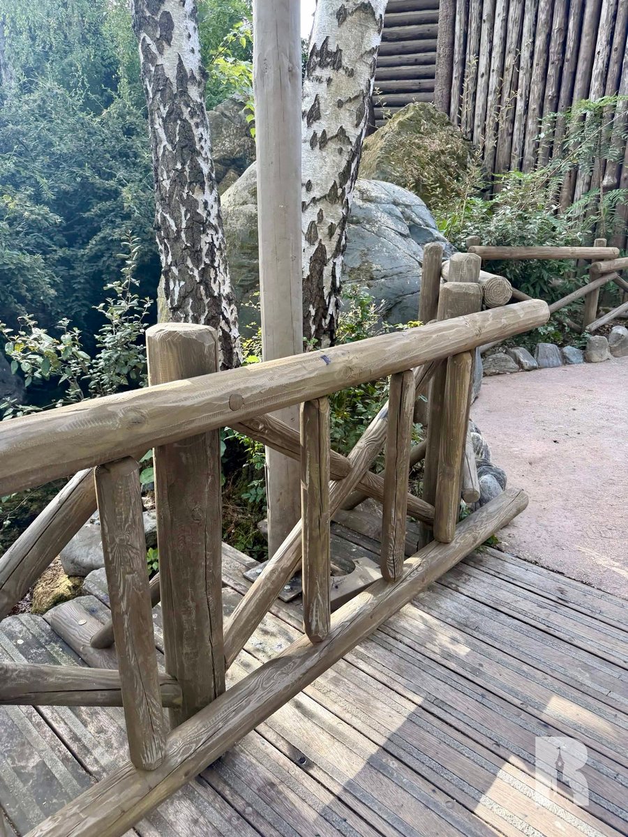 DLPReport's tweet photo. 🔧 The Frontierland entrance refurbishment project is complete, with some shiny new woodwork: https://t.co/vVVy8ls58K