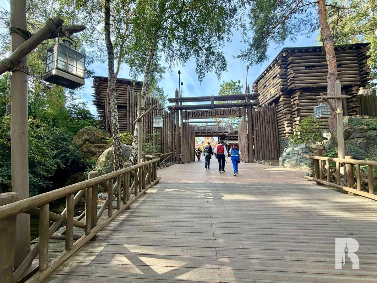 DLPReport's tweet photo. 🔧 The Frontierland entrance refurbishment project is complete, with some shiny new woodwork: https://t.co/vVVy8ls58K