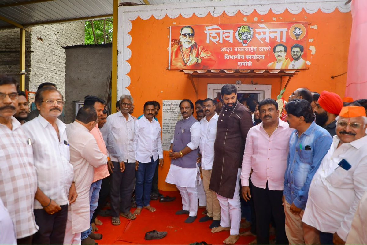 iambadasdanve's tweet photo. पिंपरी-चिंचवड येथील विविध गणेश मंडळांना भेट देत गणरायाचे मनोभावे दर्शन घेतले. तसेच शिवसेना पिंपरी-चिंचवड शहरप्र���ुख चेतन पवार यांच्या निवासस्थानी गणरायाचे दर्शन घेऊन आरती केली.

गणरायाच्या चरणी महाराष्ट्रातील जनतेच्या सुख-समृद्धीसाठी, शेतकरी, कष्टकरी आणि सर्वसामान्यांच्या कल्याणासाठी प्रार्थना केली. गणरायाच्या आशीर्वादाने महाराष्ट्राच्या प्रगतीचा आणि जनसेवेचा संकल्प अधिक दृढ करूया! 

गणपती बाप्पा मोरया!