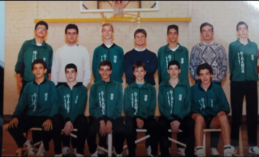 Esports_bdncom's tweet photo. 🏀SABÍES QUE? Josep Perich, guanyador Torneig del KO, va jugar amb el @CBSantJosep (vinculat) amb César Sanmartín i entrenat per Jordi Cairó i Xavi Bassas, i a la @Penya1930 amb Xavi Riera i entrenat per Miquel Nolis i Joan Plaza (en categories inferiors per Josep Solà)

@bdncom https://t.co/GwXrpaNgSN