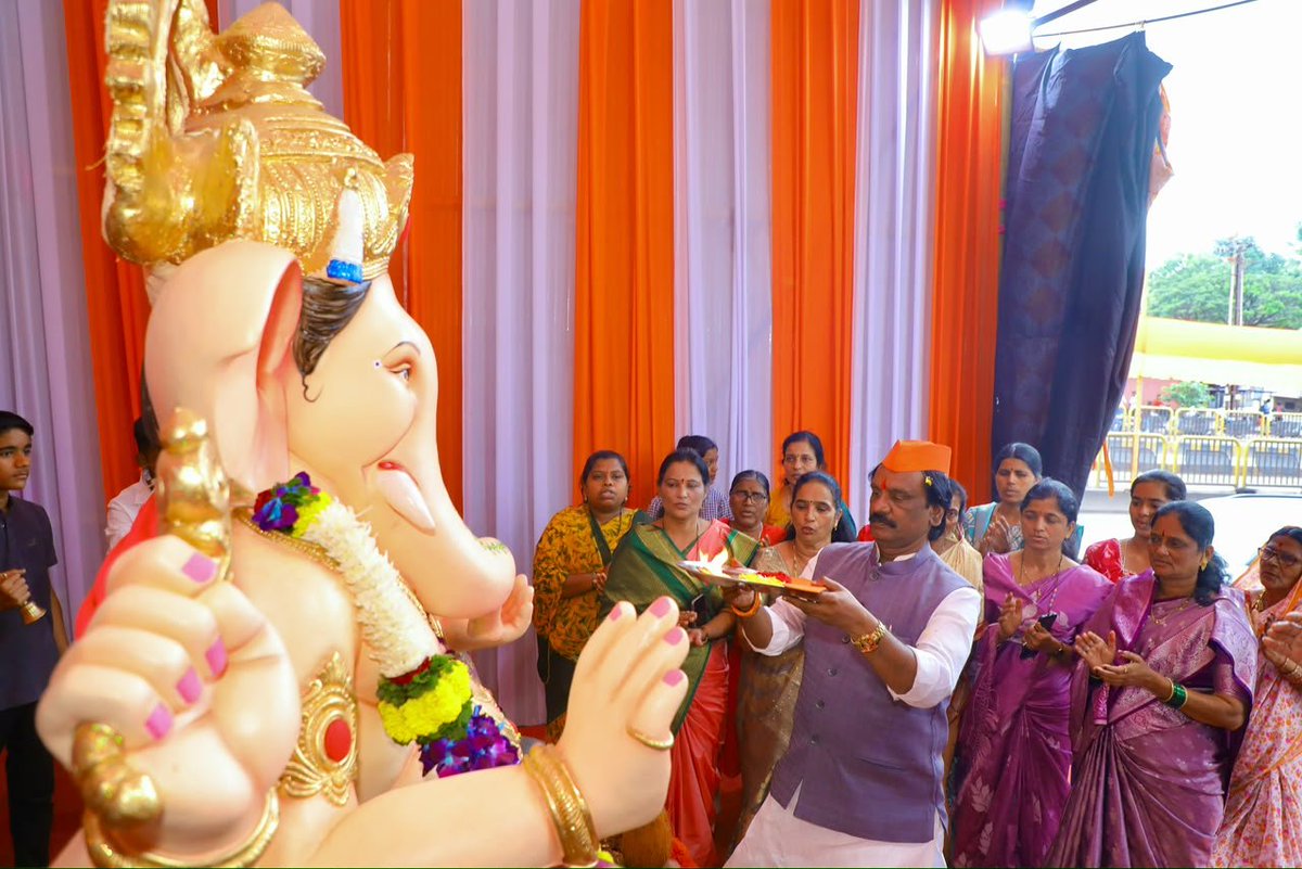 iambadasdanve's tweet photo. पिंपरी-चिंचवड येथील विविध गणेश मंडळांना भेट देत गणरायाचे मनोभावे दर्शन घेतले. तसेच शिवसेना पिंपरी-चिंचवड शहरप्र���ुख चेतन पवार यांच्या निवासस्थानी गणरायाचे दर्शन घेऊन आरती केली.

गणरायाच्या चरणी महाराष्ट्रातील जनतेच्या सुख-समृद्धीसाठी, शेतकरी, कष्टकरी आणि सर्वसामान्यांच्या कल्याणासाठी प्रार्थना केली. गणरायाच्या आशीर्वादाने महाराष्ट्राच्या प्रगतीचा आणि जनसेवेचा संकल्प अधिक दृढ करूया! 

गणपती बाप्पा मोरया!