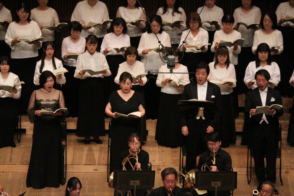 y_symphony's tweet photo. 【第336回定期演奏会】🍂
初日終演いたしました🎵
我妻英さんの「象られた祈り」上野通明さんのドヴォルザーク、ソリスト、アマデウスコアの皆さんとのシューベルト🧎‍♀️
すごく盛り沢山な公演となりました✨
お客様の熱気、真摯に聴いて下さる静寂、感謝でいっぱいです😍
明日もよろしくお願い致します🥰 https://t.co/ZbWFX190cP