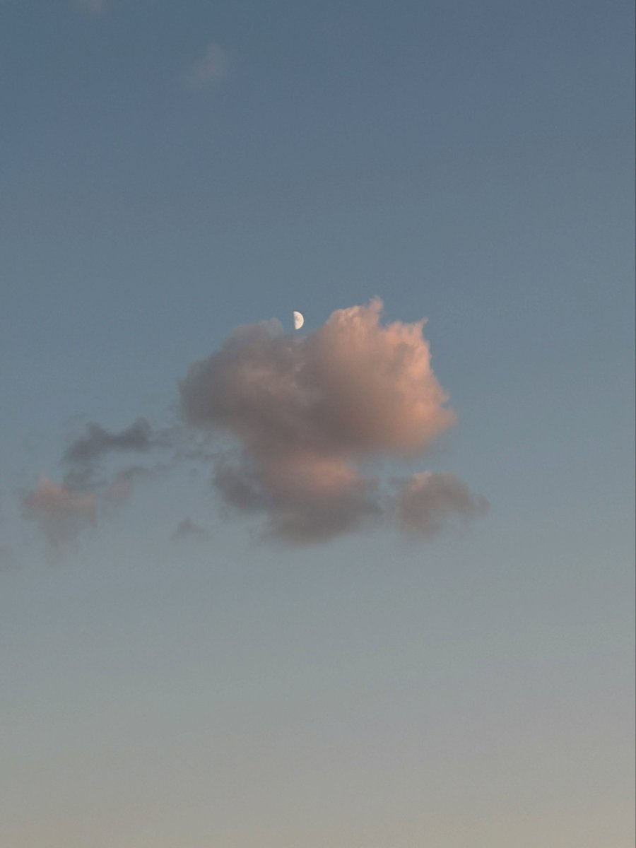 DCJisoogallery's tweet photo. 【𝐈𝐧𝐬𝐭𝐚𝐠𝐫𝐚𝐦】 260919 @ sooyaaa__ 🤍

하트 구름 위에 달 🤍☁️🌛

🔗https://t.co/FibCrjwOoU

#JISOO #지수 @BLACKPINK @officialBLISSOO https://t.co/Yfe9qZajOP