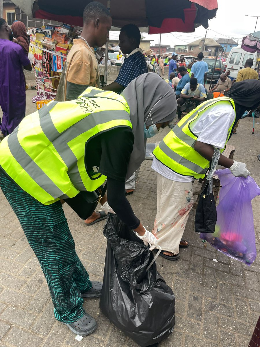 symplylymar's tweet photo. I spent my Saturday morning doing something that left more than memories - it left one of the busiest markets in Lagos (Mile 12 International Market) a little cleaner.
#FromCleanPlatesToCleanCities
#WorldCleanupDay
#WCD2026
#NIWAD
#PloggingNigeria https://t.co/clL3dw5H31