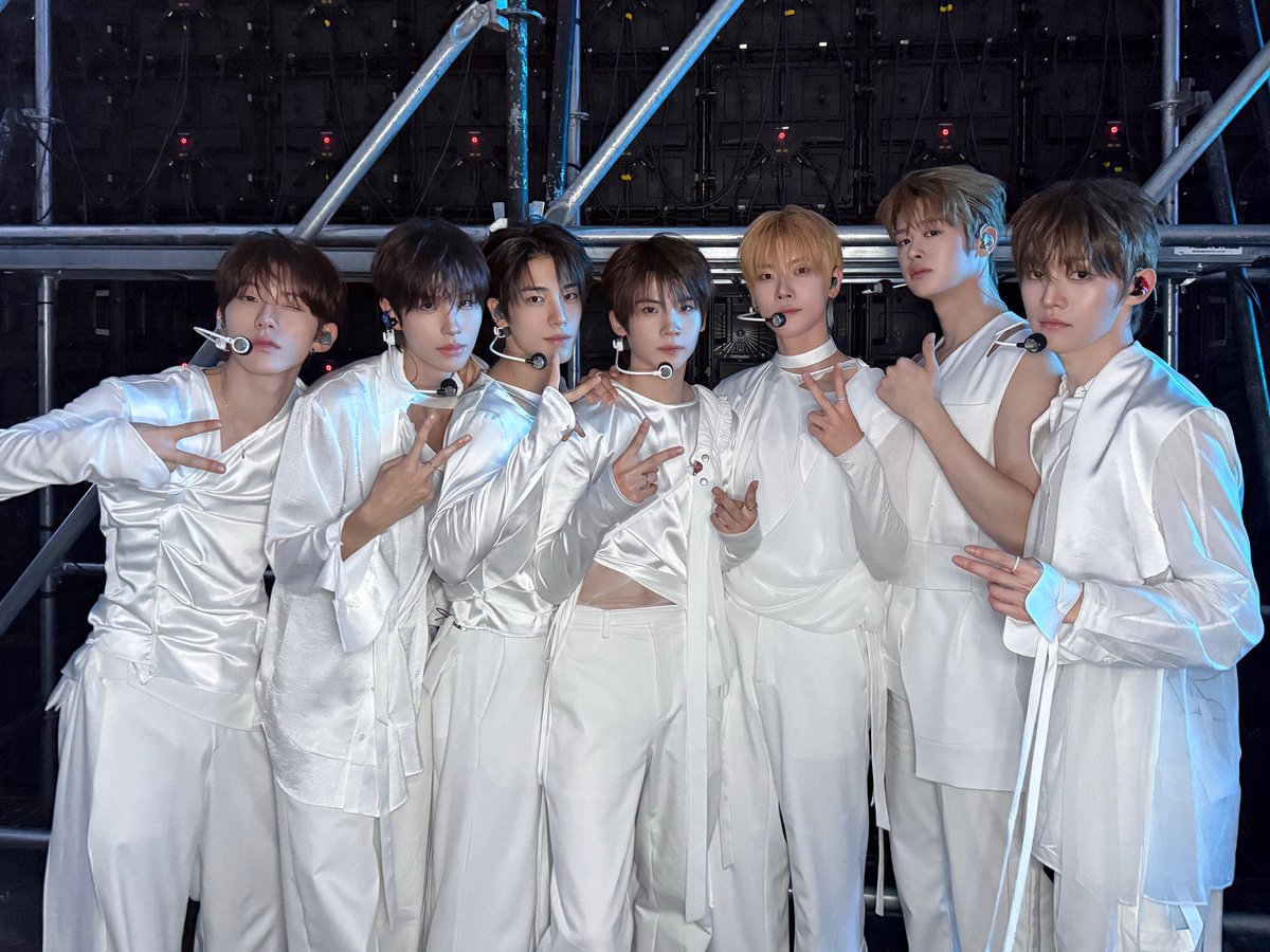 closeyoureyes_7's tweet photo. [📸] 
CLOSE UP  
260919 <2026 THE FACT MUSIC AWARDS>

클로저 덕분에 클로즈 유어 아이즈가 글로벌 핫트렌드 상을 받았습니다🏆❤️‍🔥
눈을 뜨고 앞으로도 클유아를 함께 지켜봐 주세요! Open Your Eyes👀

#CLOSEYOUREYES #클로즈유어아이즈
#CYE #클유아 
#256thNote #OpenYourEyes 
#2026TMA #TMA #더팩트뮤직어워즈