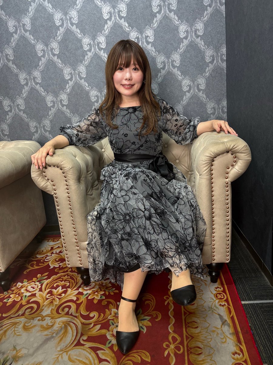 akamiya_iori's tweet photo. 控室にて。
こんなソファー見つけたら
貴族ごっこしたくなるよね。
#貴族ごっこ #赤宮衣織 #musicplanet
#名古屋 https://t.co/6NG2r2PIM3