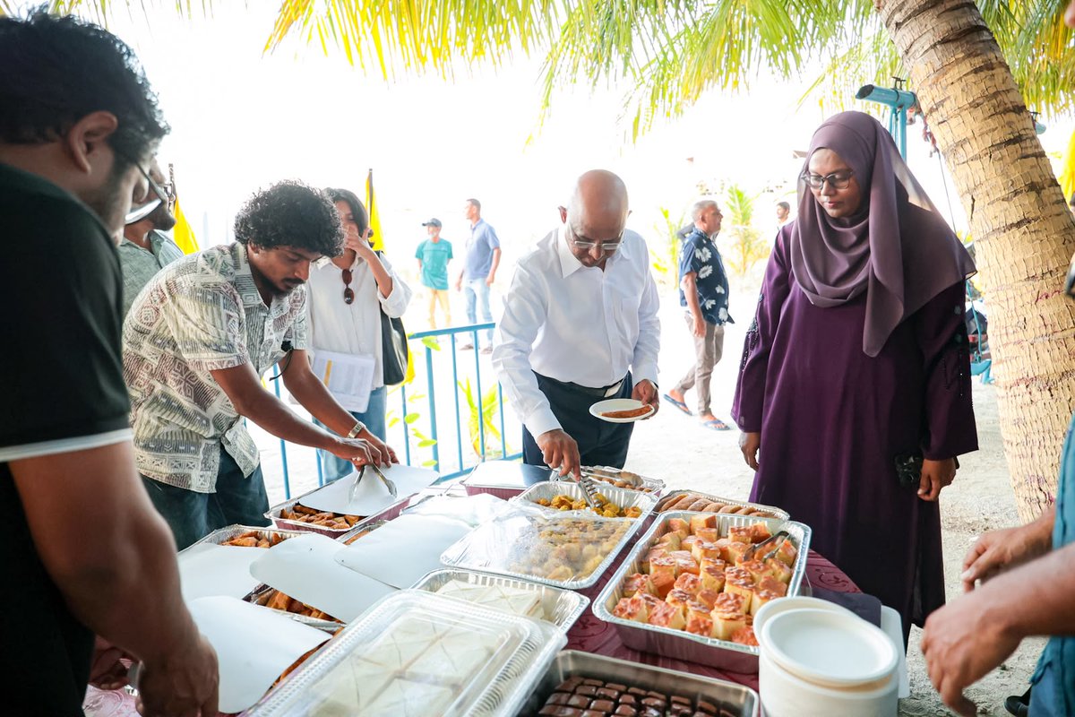 aabaareh's tweet photo. ކ. ގުރައިދޫގެ ކެމްޕެއިން ޓީމާއި އެކު، ޢަބްދުﷲ ޝާހިދު ހަވީރު ސައިފޮދު އިންސާފު ކުރެއްވުމުގައި.
#Shahid2028
#FudhuntheriDhivehiRaajje https://t.co/hUDfZwKQPP