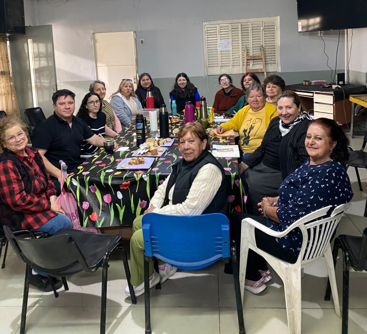 ASocialPrimaria's tweet photo. Este #viernes compartimos un desayuno con las Manzaneras de Santa Brígida del #PlanVida en la Soc. de Fomento 29 de Septiembre.
Gracias por el compromiso de todos los días y por recibirnos con tanto cariño. Seguimos trabajando juntos por el barrio.
@jaimemendezh 
@yesicagrillo https://t.co/CUP7zsSDqO