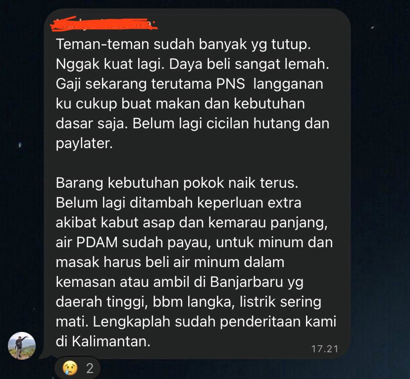 hasyimmah's tweet photo. SUMPAH SAYA SEDIH membaca tulisan teman saya yang tinggal di Barito Kuala, Kalsel. Punya usaha toko baju dan distribusi bumbu dapur wilayah Kalsel sampai Kalteng.

Dia cerita tentang kondisi ekonomi secara umum yang sungguh tidak adil bagi rakyat Kalimantan ditambah harus mengalami kebakaran lahan yang parah sekali terjadi saat ini. Iya, detik ini.

Sungguh saya sedih. Duka saya untuk warga Kalimantan. 😭🙏

#PrayForKalimantan

Pemerintah kalau nggak segera mengatasi masalah di Kalimantan ini, saya sulit membayangkan gejolak dari masyarakat Kalimantan ke depan. Celakalah negara kita.

Note;
Video berikut adalah kiriman sales team-nya yang terjebak di jalan raya. Kejadian SEKARANG INI.