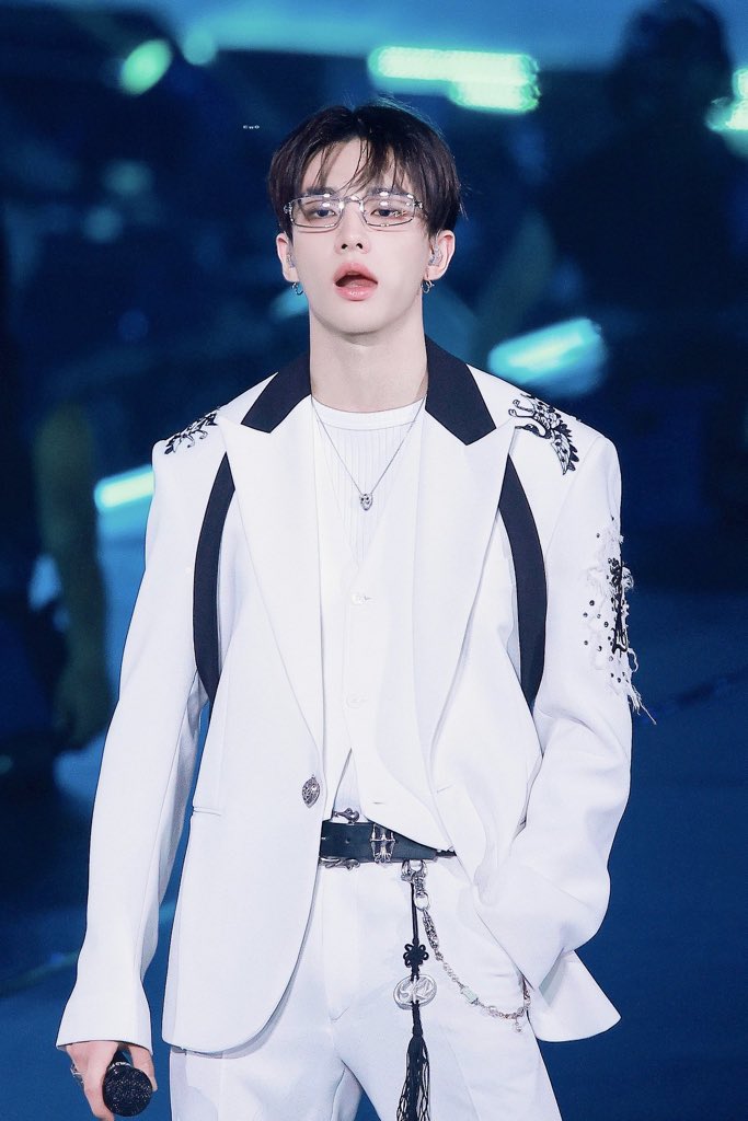 evgmonn's tweet photo. this is what hyunjin’s been hiding under his blazer 🥴 https://t.co/VpCpZDJr3y