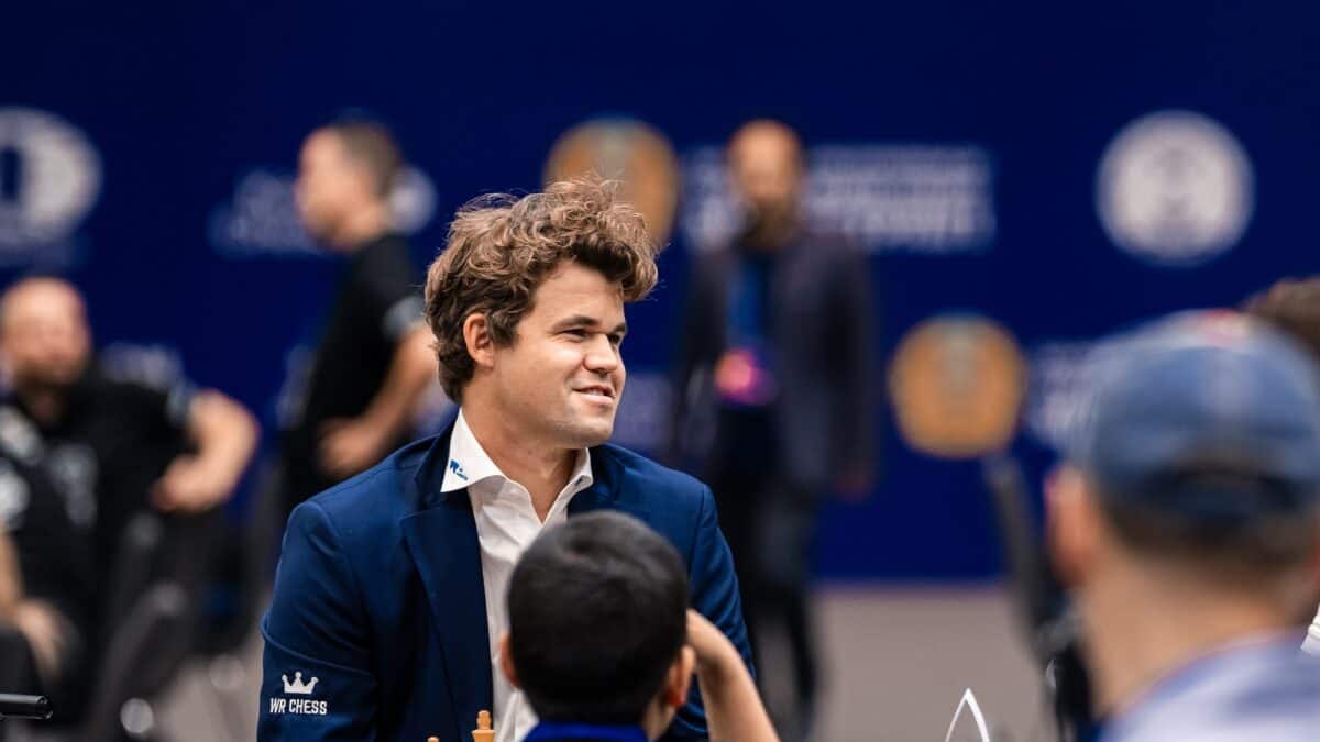 gcl_chess's tweet photo. When the real Magnus Carlsen stood up https://t.co/ajIWjMhAS7 https://t.co/7XMddO9sRS