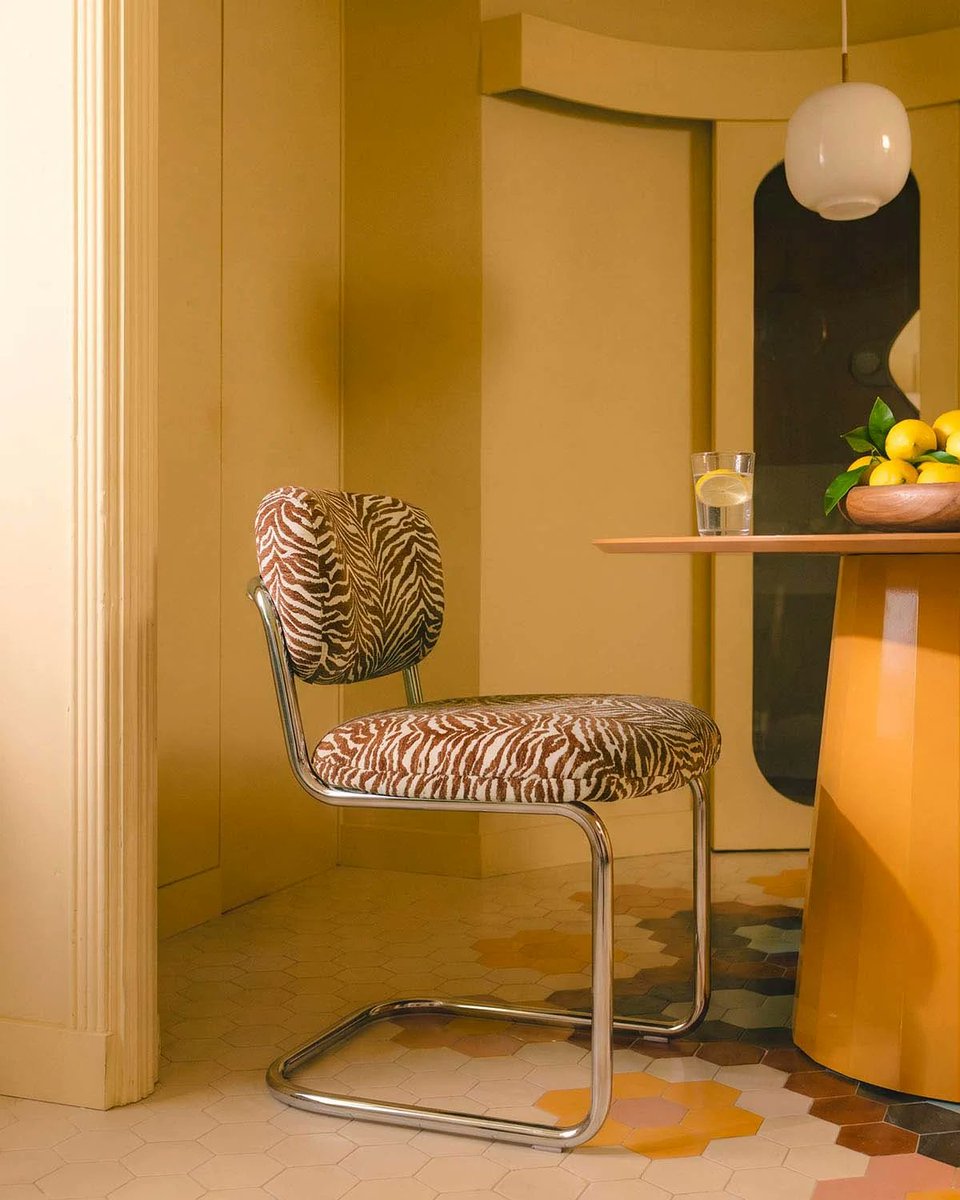 CaminoTV's tweet photo. l'imprimé zébré sur une chaise/un fauteuil je suis faible https://t.co/5eTfY6nwRK