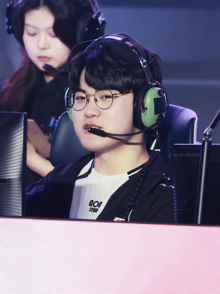 Vislat98's tweet photo. 260919 KOR vs USA

내 e스포츠 남주가 강림하심…
일단 제가 먼저 데려갈게요 (?

#gumayusi #구마유시 https://t.co/PmYsf1E6OL