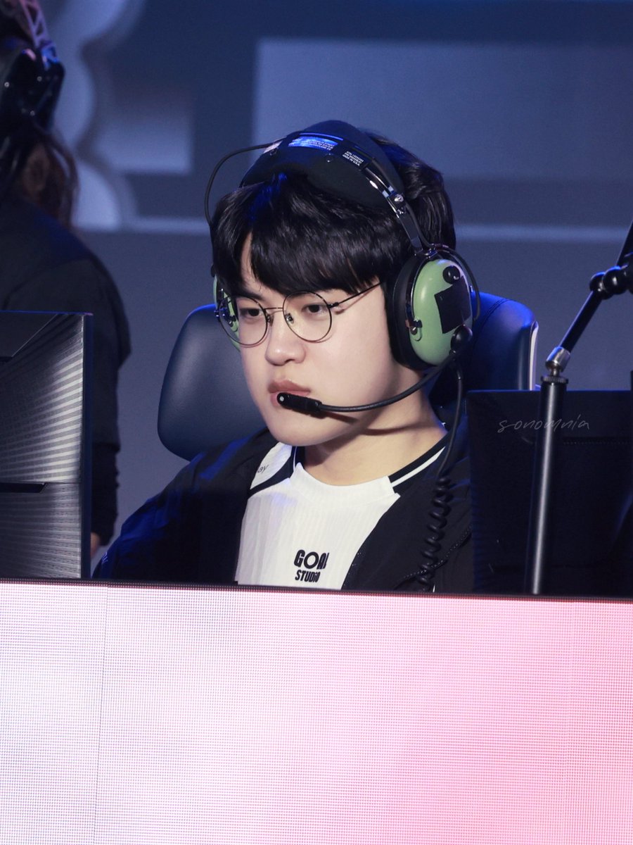 Vislat98's tweet photo. 260919 KOR vs USA

내 e스포츠 남주가 강림하심…
일단 제가 먼저 데려갈게요 (?

#gumayusi #구마유시 https://t.co/PmYsf1E6OL