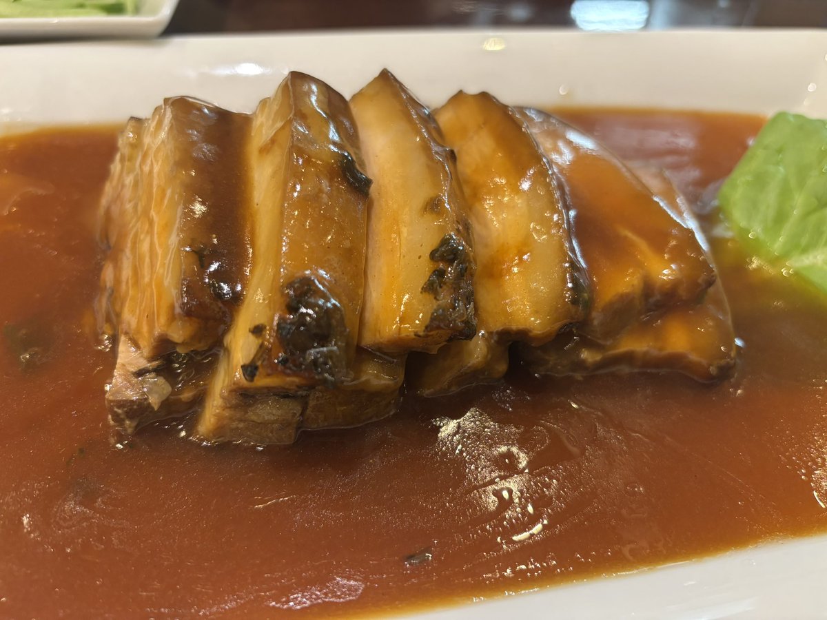 AfroD0506's tweet photo. 世間は銀色週間！
ということで美味しい中華を食べました🤤
とろっとろの角煮を中華パンに挟んで…
ぐはあ！！(　ﾟдﾟ)
シルバーウィークっぽくなって参りましたな🤔 https://t.co/D2WAm6avY3