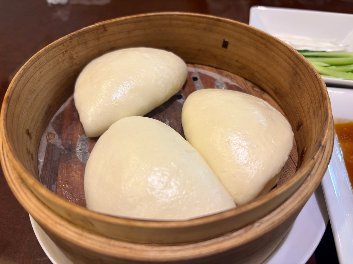 AfroD0506's tweet photo. 世間は銀色週間！
ということで美味しい中華を食べました🤤
とろっとろの角煮を中華パンに挟んで…
ぐはあ！！(　ﾟдﾟ)
シルバーウィークっぽくなって参りましたな🤔 https://t.co/D2WAm6avY3