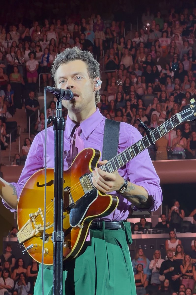stacheharry's tweet photo. he literally had to change shirts at the end bc he was SOAKED https://t.co/ozoBzTLRlO
