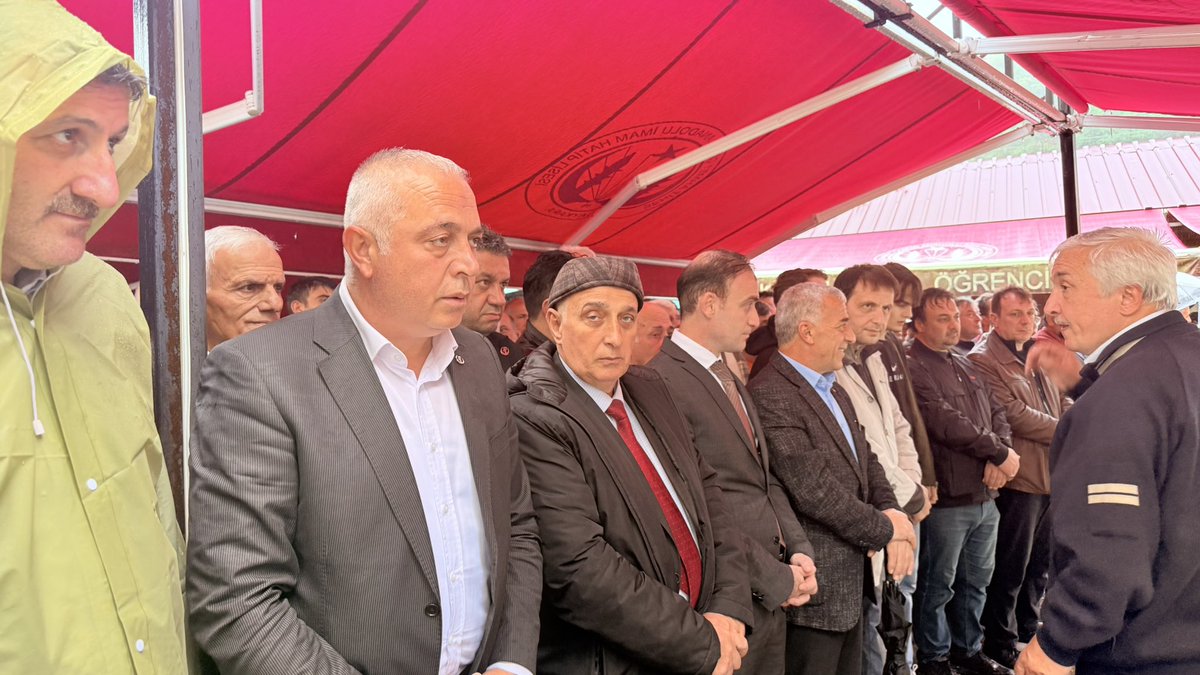 ADEM__AYDIN's tweet photo. Yöremizin yetiştirdiği değerli sanatçılarımızdan kıymetli kardeşim Onay Şahin’in muhterem babası Mustafa Şahin’i ebediyete uğurladık.

Cenaze merasimine il yönetim kurulu üyemiz Yıldıray Danışmaz, Yomra İlçe Başkanımız Sezgin Yıldız ve Şalpazarı Belediye Başkan Adayımız Necati Selvitop ile birlikte iştirak ederek Şahin ailesinin acısını paylaştık.

Merhum Mustafa Şahin’e Cenab-ı Allah’tan rahmet; Onay Şahin kardeşim ve ailesine sabır ve başsağlığı diliyorum. Rabbim mekânını cennet, makamını âli eylesin.
