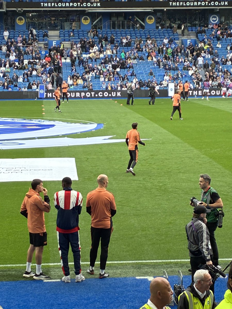 sr_collings's tweet photo. Mosquera travelled with the squad and watching them warm up. Close to a return. https://t.co/nB86qyaUK8