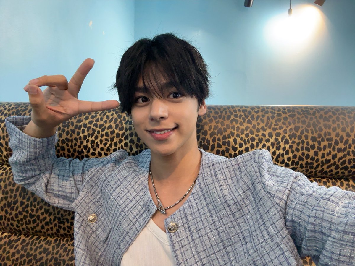 hikaru_oshiro74's tweet photo. 道端に蟹が歩いてた🦀

あんまり分かってないんだけど
カニって茹でたりしなくても赤いの？笑

あと昨日の楽屋ギャルすぎて可愛かった😆

#マジプリ 
#大城光 https://t.co/sUj0MAc8Qh