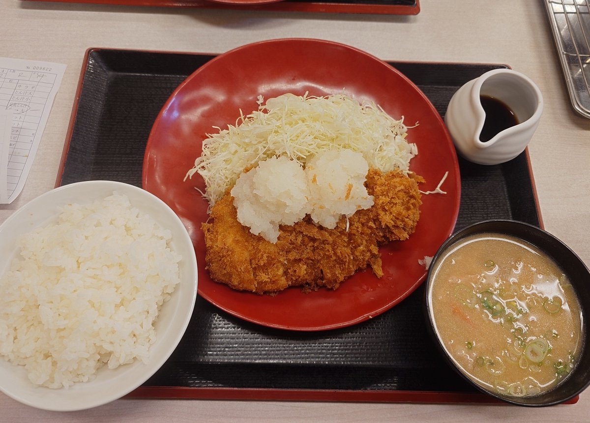 special_tasty's tweet photo. かつやさんへ
「豚汁が旨い！」と教えてもらい連れて行ってもらいました✨

おろしかつ定食

いやー、どれもこれも美味しい！

豚汁は色々な具材が煮込まれ、甘みや深みがギュッと濃いお味でした

お漬物も千切りのキャベツも♪
いやー、美味しかったー
ごちそうさまでした

#かつや
#豚汁 https://t.co/YCKoN1Ab7s