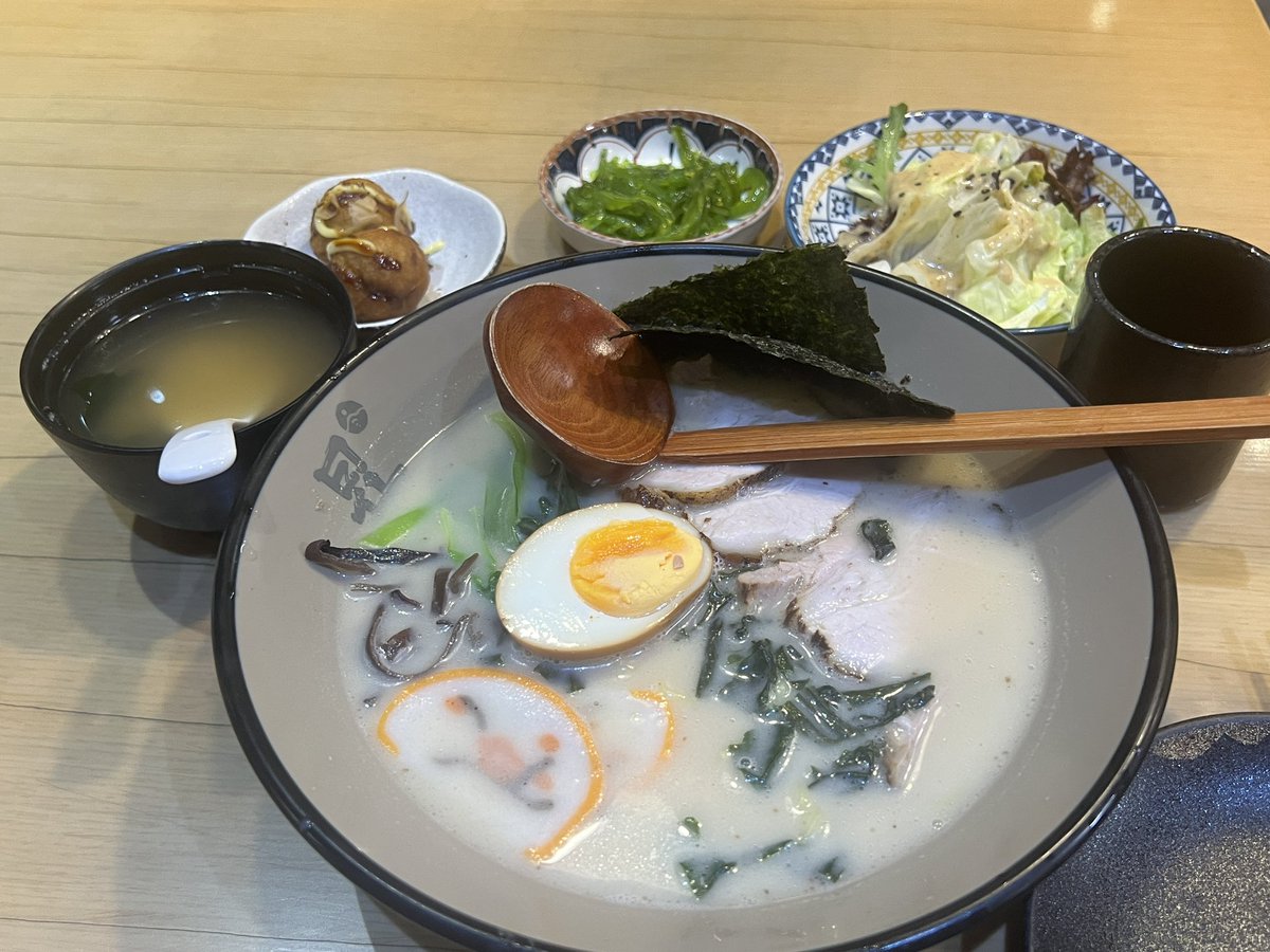 Treemiu22_'s tweet photo. 最左边是个很诡异的汤，该怎么形容呢，只能说有很重的味道但是不好喝 https://t.co/cKb24cnTPe