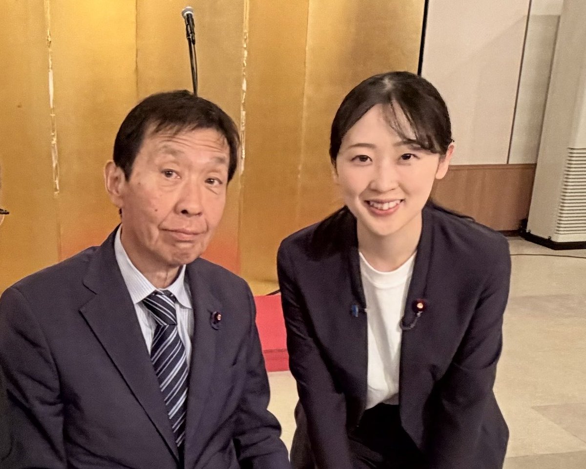 Muraki_Nagisa's tweet photo. 9月17日の朝、渡辺孝一代議士の訃報を耳にしました。
きっと何かが間違って伝わったのだろうと、信じられない、信じたくない、そんな気持ちでした。
「実は誤報でした」という連絡が来るのではないかという思いを捨てきれず、事務所で待ちましたが、連絡は最後まで来ませんでした。

私でさえこれほど悲しいのだから、長い間、一番近くで渡辺代議士を支えてこられたご家族、そして長年応援し、ともに歩んでこられた皆様のお気持ちを思うと、言葉になりません。

私がまだ小学生だった頃、渡辺代議士はお会いするといつも私の頭を撫でてくださいました。
その手の温かさは、渡辺代議士のお人柄そのものだったように思います。いつも朗らかで、誰に対しても分け隔てなく、温かく接してくださる方でした。

私が北海道10区の筆頭副支部長を拝命した際には、いつもの朗らかな笑顔で、「汀をみんなでどんどん育ててやってください」と言ってくださいました。
そして私にも、「分からないことがあれば、何でも聞きなさい」と声をかけてくださいました。

これから渡辺支部長のもとで、この北海道、そして生まれ育った地域のために何ができるのかということを学ばせていただきながら、お支えしていけるものだと当たり前のように思っていました。

長きにわたり、岩見沢市のため、北海道10区のため、そして北海道、日本のために歩み続けてこられた渡辺孝一代議士。
これまで渡辺代議士が大切にしてこられた故郷と、そこに暮らす皆様への思いを胸に、私も自分にできることを一つひとつ積み重ねてまいります。

渡辺孝一代議士のこれまでのご功績に、心からの敬意と感謝を申し上げますとともに、謹んでご冥福をお祈り申し上げます。