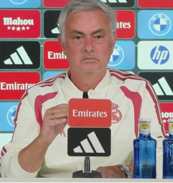 MadridXtra's tweet photo. 🚨 Mourinho: “How my low defensive blocks have evolved? There is a difference between the style you prefer and what you can actually achieve with the squad at your disposal. 

I believe one of my strengths as a coach is that I have always tried to adapt to my players' potential. 

My Inter side could sit in a low block for the full 90 minutes and feel completely comfortable doing so. It was impossible for the opposition to score against us. 

Those are different profiles of players.”