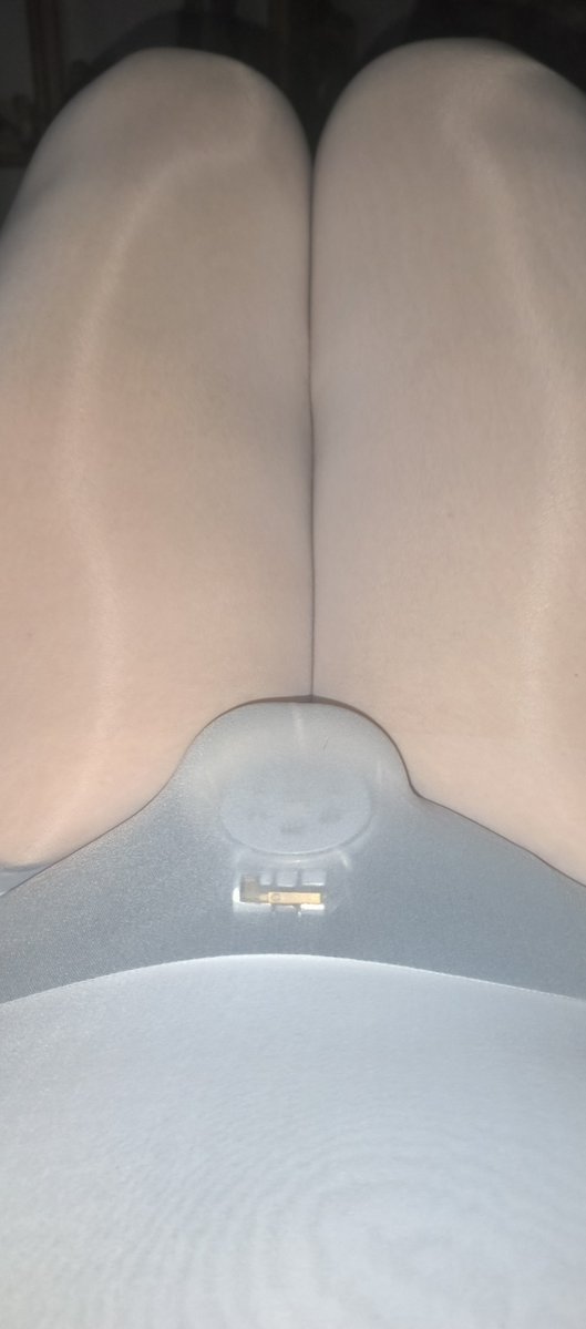 2437997946e's tweet photo. 想要被丝袜变态下药迷晕，醒来后发现自己被迫永久戴上平板锁，全身穿上无缝丝袜，被拘束成丝袜木乃伊戴上项圈挂在橱柜里等待主人的购买 https://t.co/JodqGTZga3