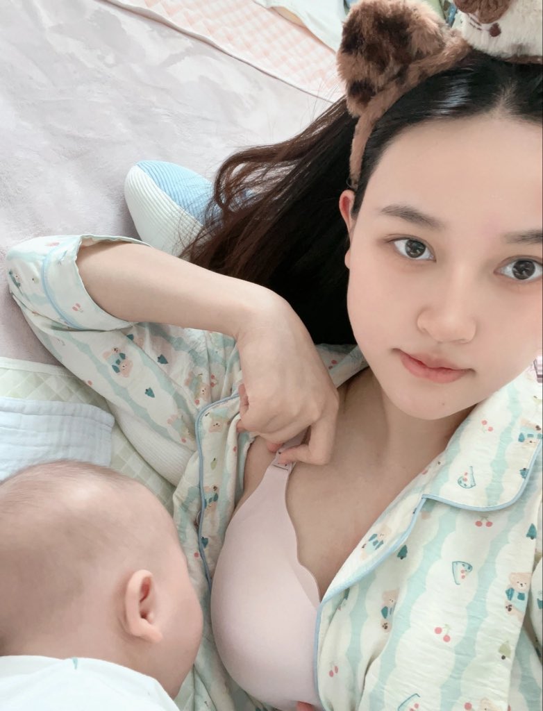 Kingaling32's tweet photo. 有时候也挺理解婚内出轨，每天素面朝天，满身奶渍奶味在他眼里也许就是他口中所说的黄脸婆吧。 https://t.co/ZtwvwM1k0Z