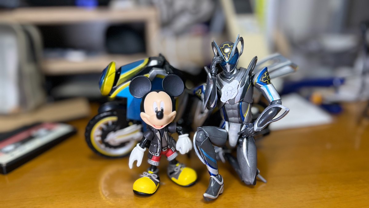 yoku_kh's tweet photo. 仮面ライダーも好き
ディズニーも好き
そりゃやるでしょ
#仮面ライダーマイス
#KH
#オモ写 https://t.co/lY03Gnd5B7