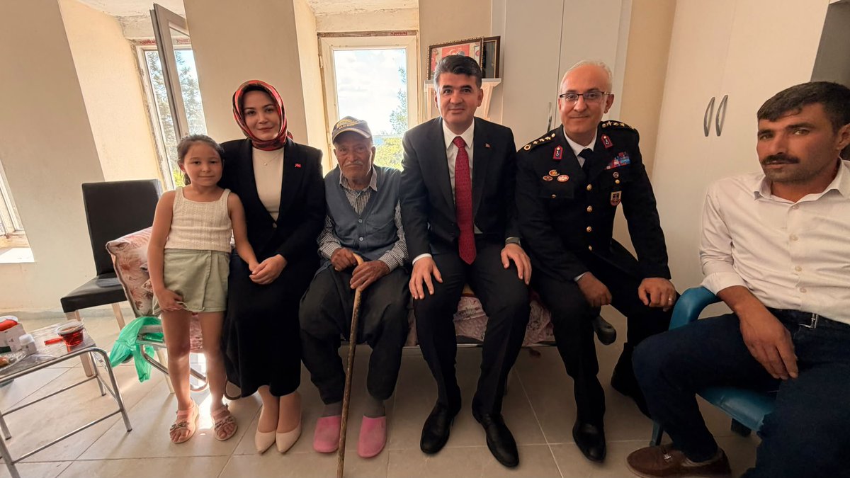 polatelikym's tweet photo. 📍Valimiz Sn. Ömer Kalaylı ve Kaymakamımız Sn. Esra Bozan, Gaziler Günü münasebetiyle ilçemiz Belenözü Köyü’nde ikamet eden Kore Gazisi Ahmet Kılınç’ı evinde ziyaret etti.

Gazimiz Ahmet Kılınç ve ailesiyle bir süre sohbet eden Valimiz, gazimize sağlık ve huzur dileyerek, tüm gazilerimizi  şükranla andı.