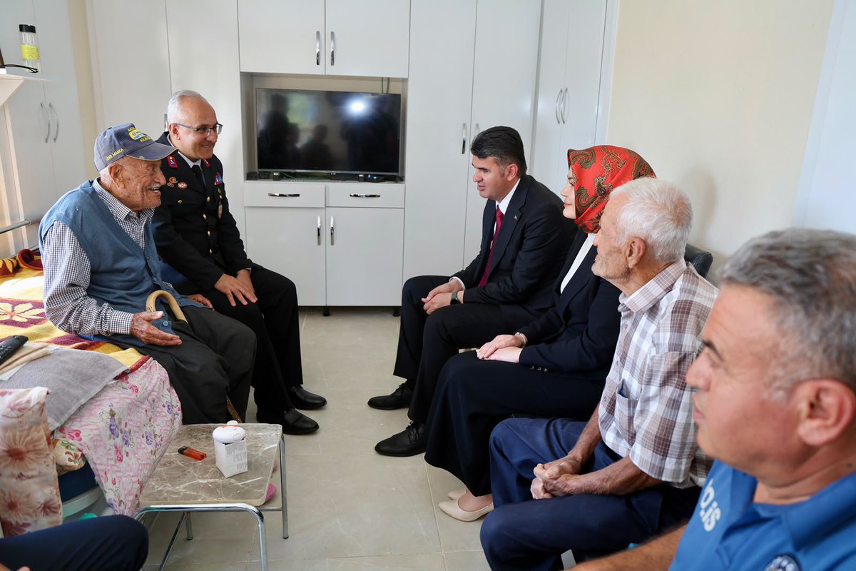 polatelikym's tweet photo. 📍Valimiz Sn. Ömer Kalaylı ve Kaymakamımız Sn. Esra Bozan, Gaziler Günü münasebetiyle ilçemiz Belenözü Köyü’nde ikamet eden Kore Gazisi Ahmet Kılınç’ı evinde ziyaret etti.

Gazimiz Ahmet Kılınç ve ailesiyle bir süre sohbet eden Valimiz, gazimize sağlık ve huzur dileyerek, tüm gazilerimizi  şükranla andı.