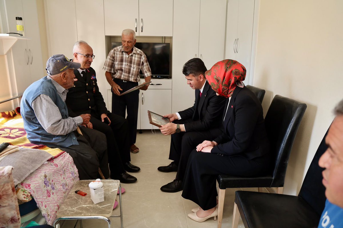 polatelikym's tweet photo. 📍Valimiz Sn. Ömer Kalaylı ve Kaymakamımız Sn. Esra Bozan, Gaziler Günü münasebetiyle ilçemiz Belenözü Köyü’nde ikamet eden Kore Gazisi Ahmet Kılınç’ı evinde ziyaret etti.

Gazimiz Ahmet Kılınç ve ailesiyle bir süre sohbet eden Valimiz, gazimize sağlık ve huzur dileyerek, tüm gazilerimizi  şükranla andı.