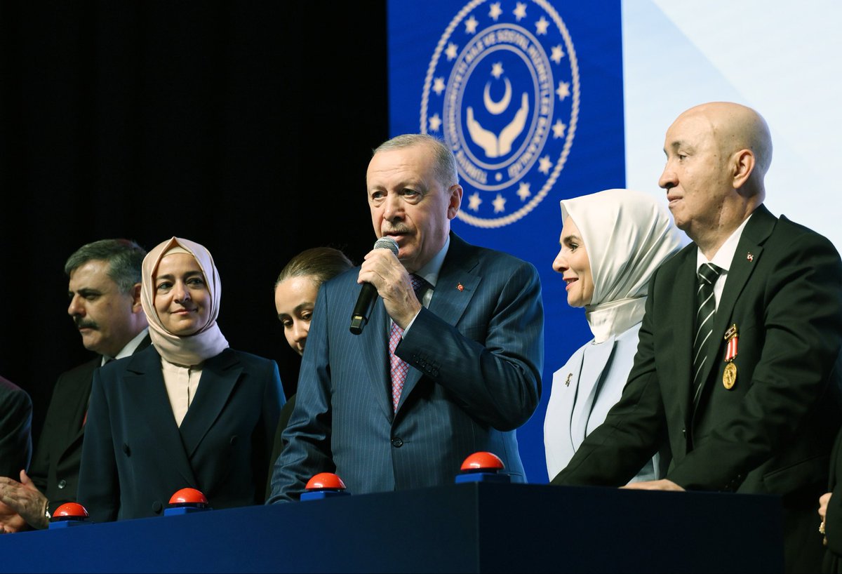 iletisim's tweet photo. Cumhurbaşkanımız Sayın Recep Tayyip Erdoğan, Şehit Yakınları, Gazi ve Gazi Yakınlarımızın Kamu Kurumlarına Yerleştirilmesi Kura Töreni’nde konuştu.

https://t.co/9GrV7PjCGY https://t.co/WVmkf5WhJy