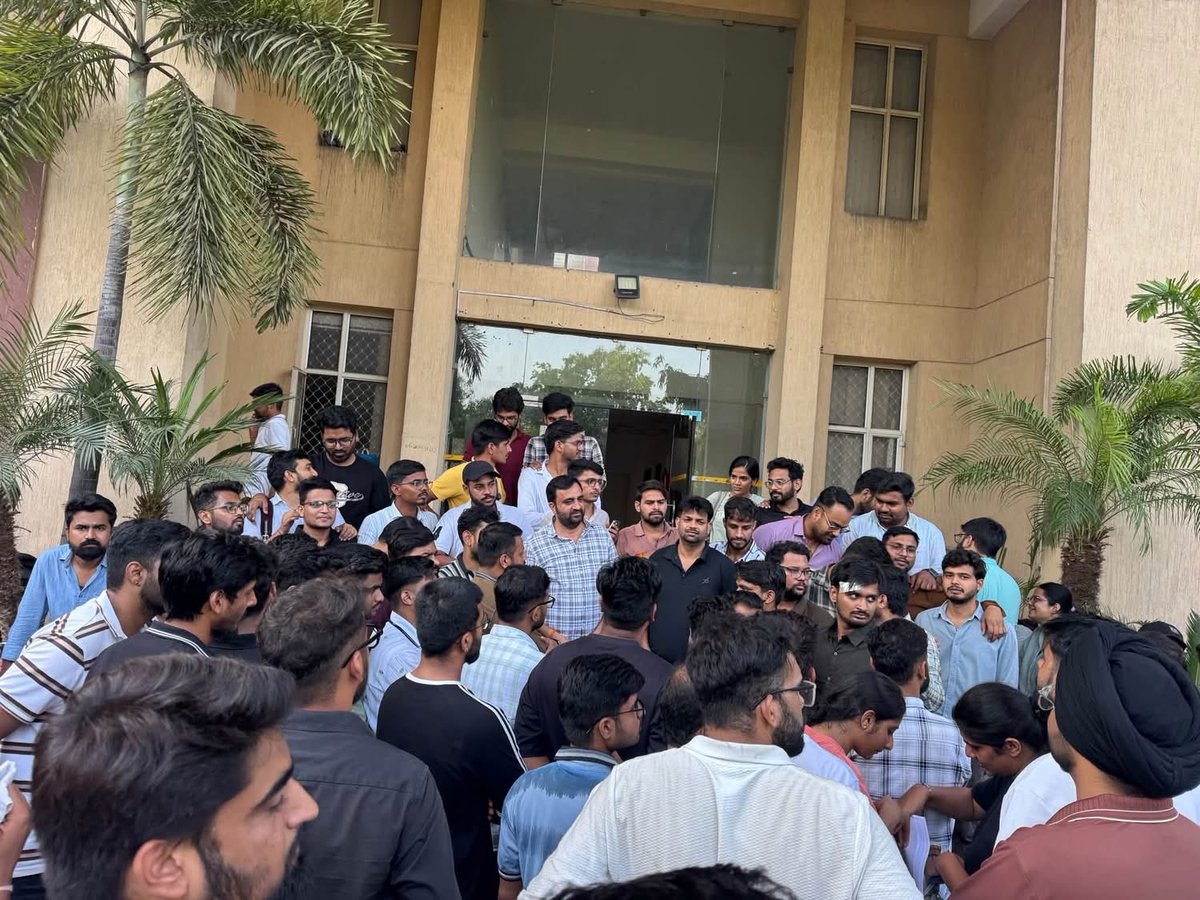 drshravanosian's tweet photo. राजस्थान में फॉरेन मेडिकल ग्रेजुएट डॉक्टर को Stipend की मांग को लेकर धरने में सम्मिलित हुआ और मांग और हक के लिए सरकार को सुनके उनकी मांगों को पूरा क���ें। मेडिकल विद्यार्थी  जिम्मेदारियां निभा रहे हैं, लेकिन इसके बावजूद उन्हें Stipend से वंचित रखा जाना गंभीर एवं चिंताजनक विषय है।
इस मांग को लेकर यह सभी चिकित्सक राजधानी जयपुर में निदेशालय,चिकित्सा शिक्षा विभाग के बाहर आंदोलित है | आंदोलित चिकित्सकों ने यह भी अवगत करवाया है कि माननीय सर्वोच्च न्यायालय द्वारा भी समान परिस्थितियों में कार्यरत FMG Interns के साथ समान व्यवहार तथा लंबित Stipend के भुगतान क��� लेकर महत्वपूर्ण निर्देश दिए गए हैं।