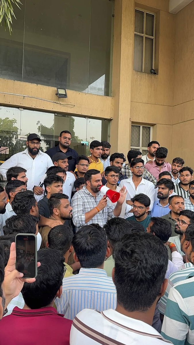 drshravanosian's tweet photo. राजस्थान में फॉरेन मेडिकल ग्रेजुएट डॉक्टर को Stipend की मांग को लेकर धरने में सम्मिलित हुआ और मांग और हक के लिए सरकार को सुनके उनकी मांगों को पूरा क���ें। मेडिकल विद्यार्थी  जिम्मेदारियां निभा रहे हैं, लेकिन इसके बावजूद उन्हें Stipend से वंचित रखा जाना गंभीर एवं चिंताजनक विषय है।
इस मांग को लेकर यह सभी चिकित्सक राजधानी जयपुर में निदेशालय,चिकित्सा शिक्षा विभाग के बाहर आंदोलित है | आंदोलित चिकित्सकों ने यह भी अवगत करवाया है कि माननीय सर्वोच्च न्यायालय द्वारा भी समान परिस्थितियों में कार्यरत FMG Interns के साथ समान व्यवहार तथा लंबित Stipend के भुगतान क��� लेकर महत्वपूर्ण निर्देश दिए गए हैं।